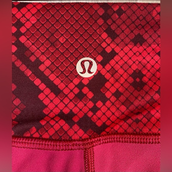 Lululemon Wunder Under Pant III (Reversible) in Cranberry / Alarming Size 6 New! - Picture 4 of 11